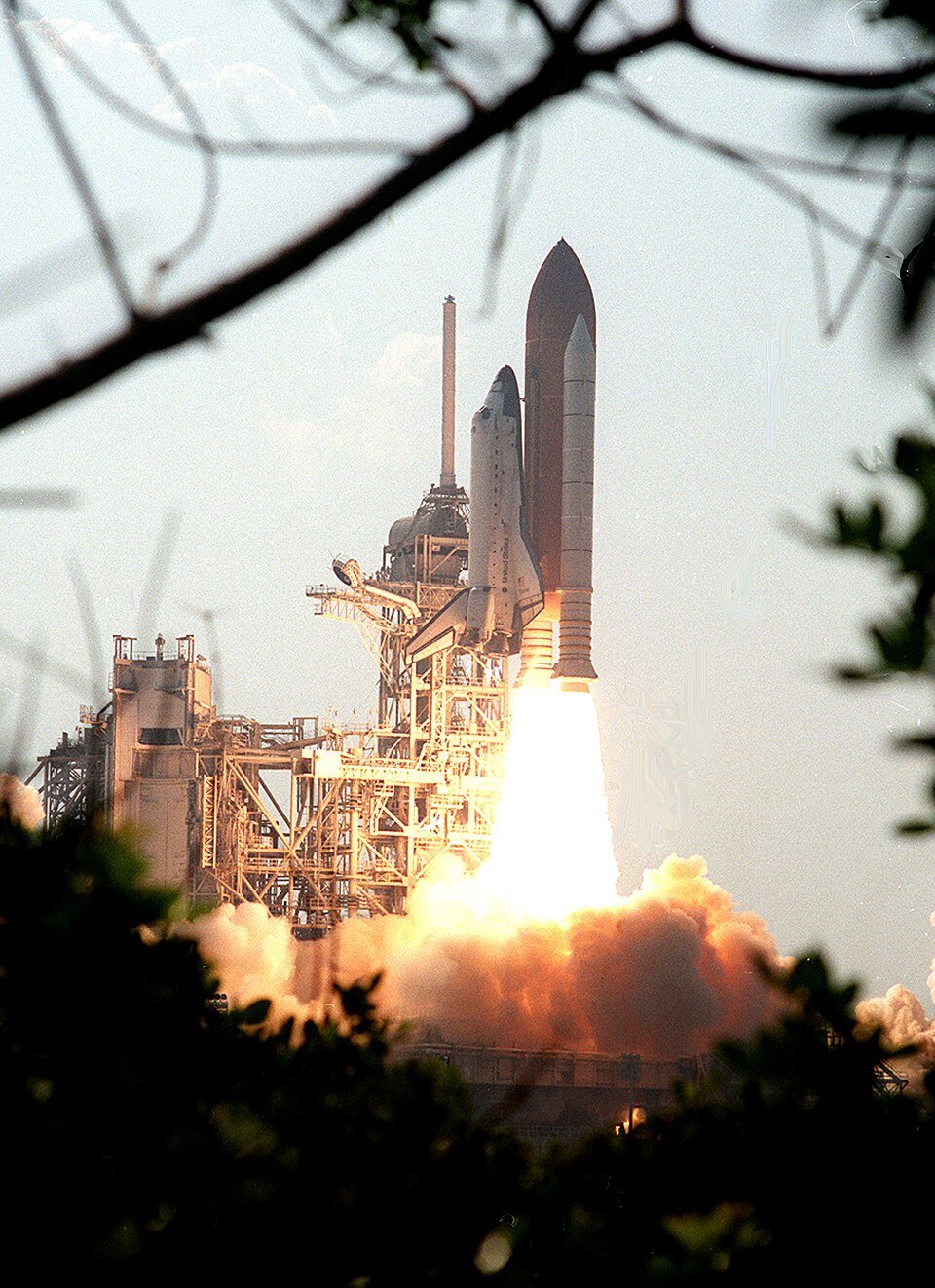 STS-105 launch operations photography