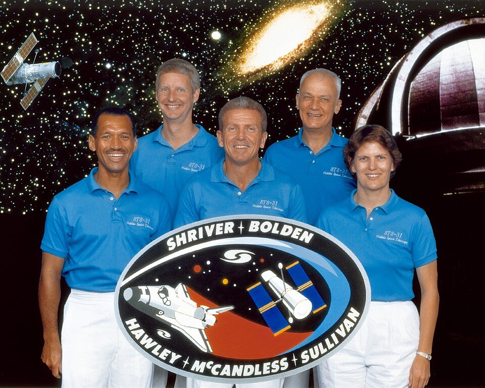 STS-31 launch operations photography