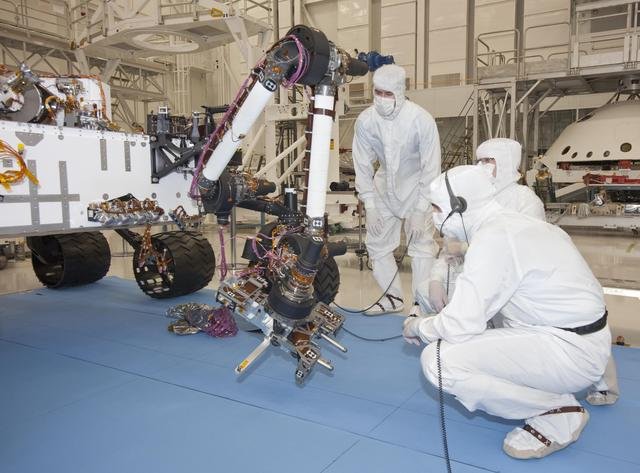 Curiosity Mars Rover Flexes its Robotic Arm