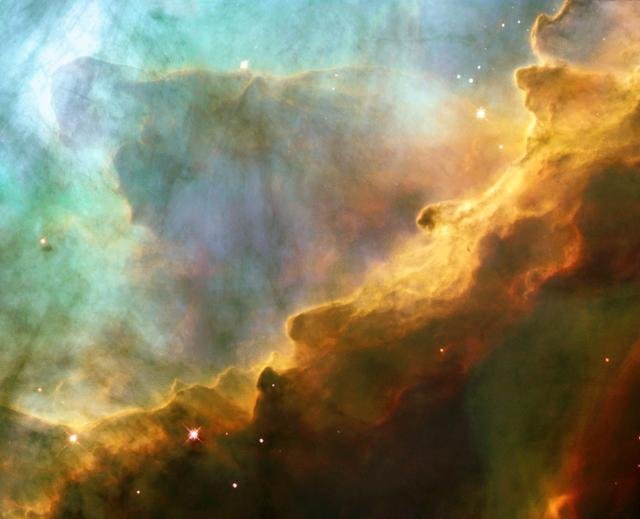 Hubble Finds an Hourglass Nebula around a Dying Star